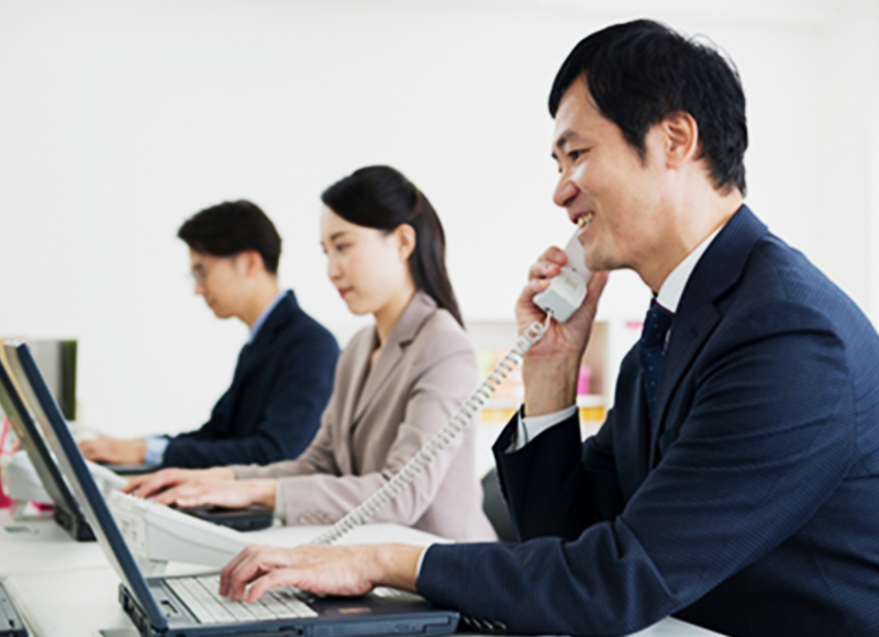 調査に励む社員