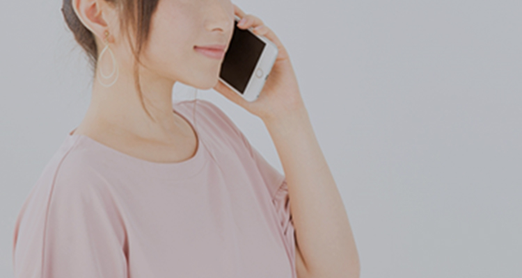 女性が悩んで電話で質問している