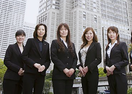 都庁前での女性相談員スタッフ